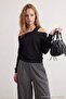 Siyah Kalın Oversize/Geniş Kesim Asimetrik Yaka Omzu Açık Örme Sweatshirt TWOAW27SW00043