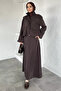 طقم من قطعتين: جاكيت وتنورة ببطانة بنية اللون للحجاب