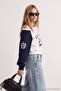 Ekru Renk Bloklu Şehir Baskılı Oversize/Geniş Kesim Kayık Yaka Crop Örme Sweatshirt TWOAW27SW00193 - 3