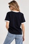 تي شيرت بشعار متدفق من Varsity - مقاس مريح - 3