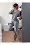 طقم بيجامة رمادي مضلع برقبة على شكل V للراحة المنزلية - 4