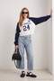 Ekru Renk Bloklu Şehir Baskılı Oversize/Geniş Kesim Kayık Yaka Crop Örme Sweatshirt TWOAW27SW00193 - 4