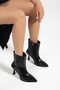 Kurze Stiefel mit spitzem Absatz - 3