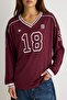 Bordo Kontrast Detaylı Kolej Baskılı V Yaka Oversize/Geniş Kesim Örme T-Shirt TWOAW27TS00058 - 4