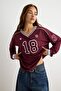 Bordo Kontrast Detaylı Kolej Baskılı V Yaka Oversize/Geniş Kesim Örme T-Shirt TWOAW27TS00058