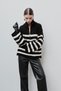 Gestreifter Strickpullover mit hohem Kragen