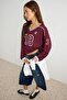Bordo Kontrast Detaylı Kolej Baskılı V Yaka Oversize/Geniş Kesim Örme T-Shirt TWOAW27TS00058 - 3
