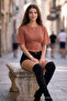 Women's Crew Neck Tight-Fitting Powder Crop Blouse - 6