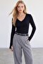 V-neck finger-loop basic blouse