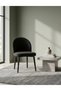 كرسي عصري بتصميم مريح وقماش أسود