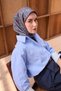 وشاح حريري من التويل بنمط هندسي باللون الأزرق - 4
