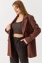 جاكيت بليزر بني اللون، مصنوع من نسيج محبوك، بقصة مريحة، ومزخرف بنقوش. - 2