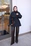 معطف قصير أسود اللون، بتصميم حزام معدني، وبطانة داخلية. - 3