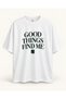 تي شيرت أبيض كبير الحجم مطبوع عليه عبارة "Good Things Find Me" - 4