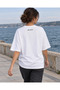 تي شيرت أبيض كبير الحجم مطبوع عليه عبارة "Good Things Find Me" - 6