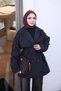 معطف قصير أسود اللون، بتصميم حزام معدني، وبطانة داخلية. - 4
