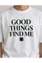 تي شيرت أبيض كبير الحجم مطبوع عليه عبارة "Good Things Find Me" - 2