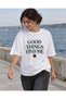 تي شيرت أبيض كبير الحجم مطبوع عليه عبارة "Good Things Find Me" - 5