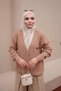 سترة صوفية مزينة بتطريز على شكل بولكا دوت، مع ياقة على شكل بسكويت وأزرار. - 5