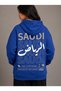 سويت شيرت بغطاء للرأس باللون الأزرق مع طبعة سعودية بتصميم فضفاض