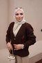 سترة صوفية بياقة بنية اللون، مزينة بتطريزات على شكل ندفات، وذات أزرار. - 4
