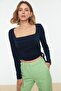 Lacivert Kare Yaka Büzgü Detaylı Fitted/Vücuda Oturan Crop Esnek Örme Bluz TWOAW22BZ0263 - 6