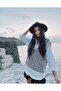 سترة نسائية كريمية بنقش مربعات - 2