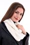 طوق الرقبة محبوك المرأة البيضاء