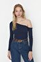 Indigo Fitted/Vücuda Oturan Asimetrik Yaka Omzu Açık Fitilli Esnek Örme Bluz TWOAW23BZ00088 - 7