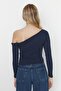 Indigo Fitted/Vücuda Oturan Asimetrik Yaka Omzu Açık Fitilli Esnek Örme Bluz TWOAW23BZ00088 - 8