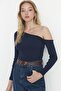 Indigo Fitted/Vücuda Oturan Asimetrik Yaka Omzu Açık Fitilli Esnek Örme Bluz TWOAW23BZ00088 - 5