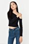 Siyah Fitted/Vücuda Oturan Asimetrik Yaka Omzu Açık Fitilli Esnek Örme Bluz TWOAW23BZ00088
