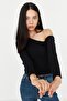 Siyah Fitted/Vücuda Oturan Asimetrik Yaka Omzu Açık Fitilli Esnek Örme Bluz TWOAW23BZ00088 - 3