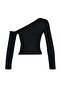 Siyah Fitted/Vücuda Oturan Asimetrik Yaka Omzu Açık Fitilli Esnek Örme Bluz TWOAW23BZ00088 - 8