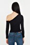 Siyah Fitted/Vücuda Oturan Asimetrik Yaka Omzu Açık Fitilli Esnek Örme Bluz TWOAW23BZ00088 - 5