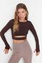 Koyu Kahverengi Crop Pencere/Cut Out ve Baş Parmak Delik Detaylı Örme Spor Üst/Bluz TWOAW21BZ0156 - 2