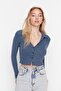 İndigo Düğme Detaylı Vücuda Oturan Crop Polo Yaka Fitilli Esnek Örme Bluz TWOAW22BZ0522 - 8