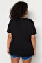 Siyah Relaxed Fit Slogan Baskılı Bisiklet Yaka %100 Pamuk Örme Büyük Beden T-Shirt TBBSS23BF00022 - 5