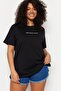 Siyah Relaxed Fit Slogan Baskılı Bisiklet Yaka %100 Pamuk Örme Büyük Beden T-Shirt TBBSS23BF00022