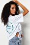 Beyaz %100 Pamuk Sırt Baskılı Büzgülü Oversize/Geniş Kesim Bisiklet Yaka T-Shirt TWOSS23TS00150