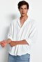 Beyaz Oversize Fit Apaş Yaka Yazlık Keten Görünümlü Gömlek TMNSS23GO00053