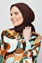 وشاح مطوي باللون البني المر