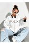 سويت شيرت PARIS Stay Different مطبوع برقبة دائرية باللون الأبيض للجنسين