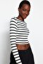 Siyah Çizgili Viskoz Yumuşak Kumaşlı Fitted Crop Esnek Örme Bluz TWOAW24BZ00048 - 7
