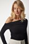 Women's Black Flowy Collar Gather Detailed Blouse TO00073 - 4