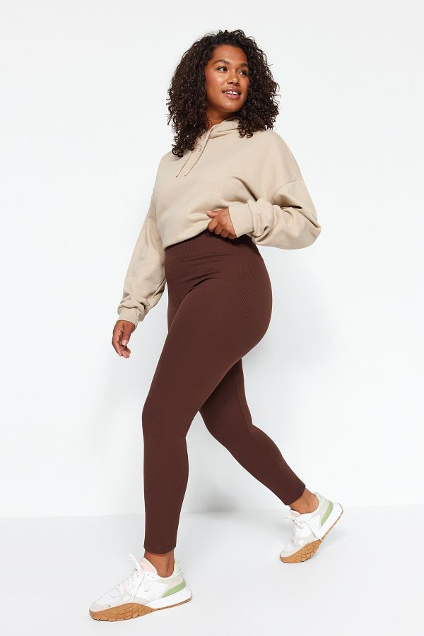 Trendyol Curve-Gerippte Leggings mit hoher Taille und Fleece in Übergröße – Braun TBBAW23BV00017 1