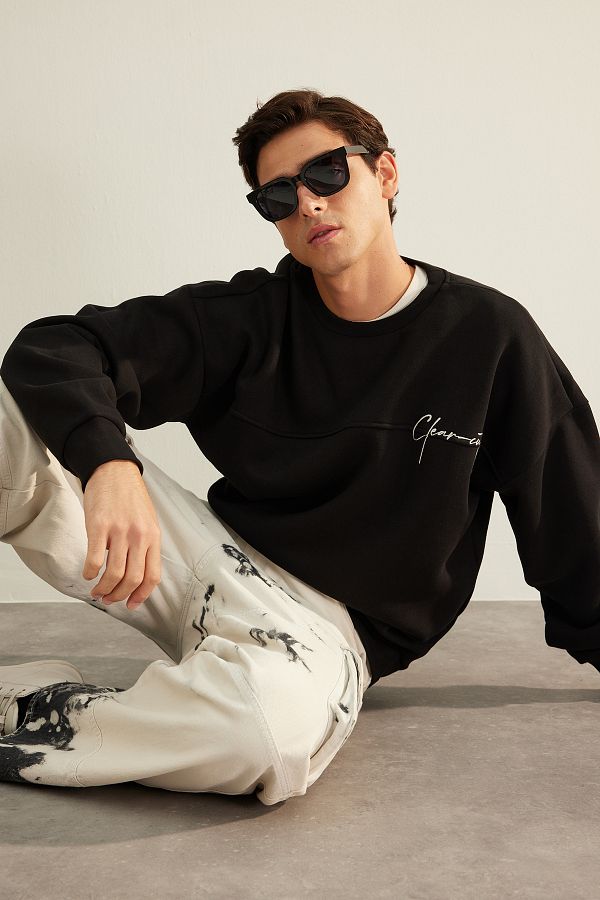 Trendyol Collection-лимитирана серия - черен бродиран суичър от полар TMNAW24SW00134 1
