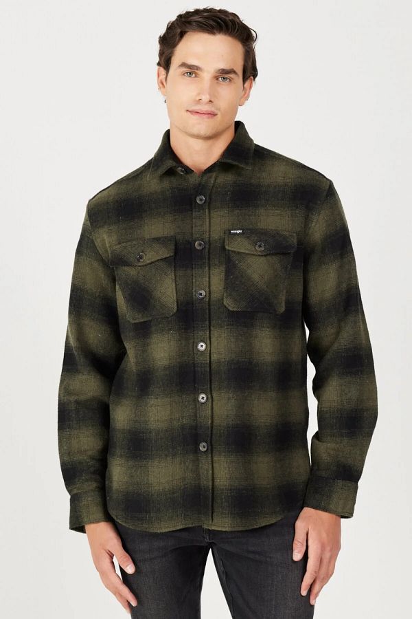 WRANGLER-Wygodna koszula męska w kolorze khaki, wykonana w 100% z bawełny W232144801 1