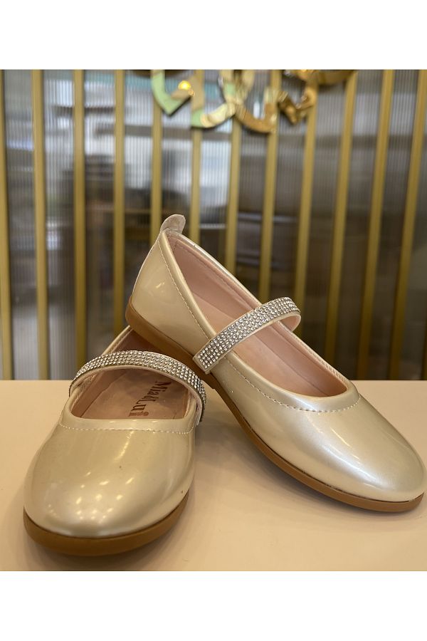 Cream colored ballet flats shop