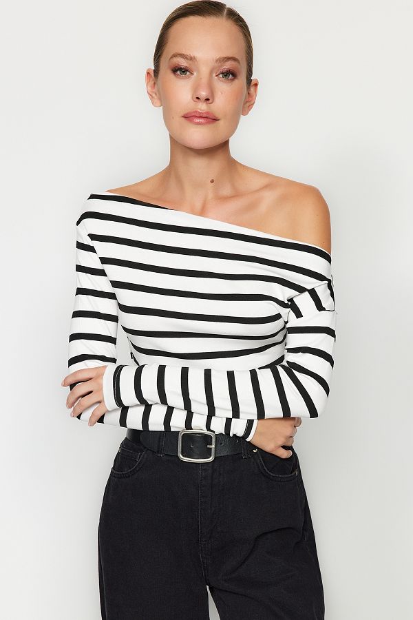 Trendyol Collection-Schwarz-weiß gestreifte, hochwertige, dehnbare Strickbluse aus weichem Stoff mit U-Boot-Ausschnitt und tailliertem Schnitt TWOAW24BZ00227 1